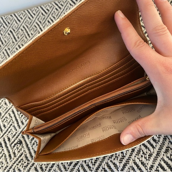 Michael Kors Gold White Wallet - Picture 5 of 5